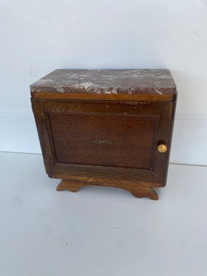 un petit meuble en bois avec un plateau en marbre