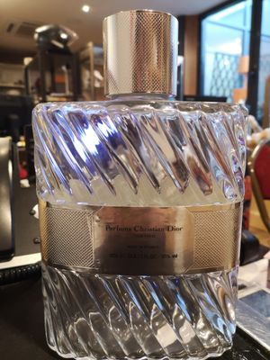 gros plan d'un flacon de parfum sur une table