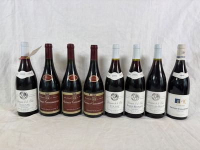 plusieurs bouteilles de vin sont alignées sur une table