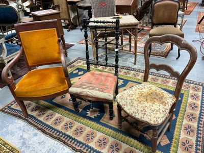 many chairs that are sitting on a rug in a room
