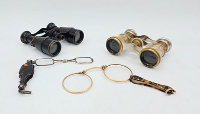 trois paires de jumelles et un porte-clés posés sur une surface blanche