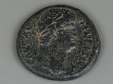 une vieille pièce de monnaie sur laquelle figure l'image d'un homme