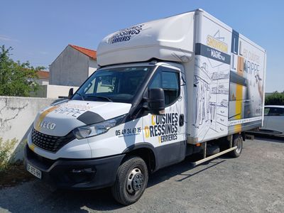 un camion garé sur le parking