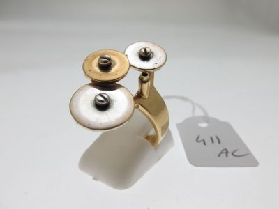 paire de bagues plaquées or avec des yeux en verre noir et blanc