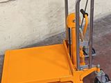 un diable orange muni d'une poignée