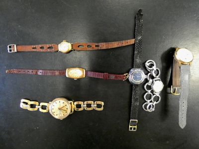 Plusieurs modèles de montres sont exposés sur un fond noir