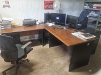 Mobilier comprenant un bureau d'angle, caisson, table, 2 fau…