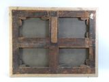 une photo d'une vieille fenêtre en bois avec quatre vitres