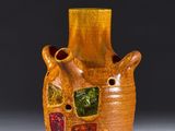 un vase marron orné d'un motif multicolore