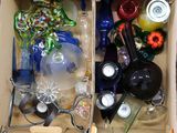 une boîte en carton remplie d'objets en verre de toutes sortes