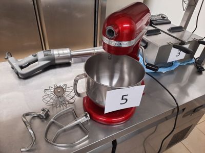 un mixeur rouge posé sur un plan de travail de cuisine