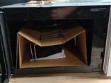 un micro-ondes dans lequel se trouvent tout un tas de boîtes