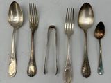 cinq cuillères et une fourchette sur une table