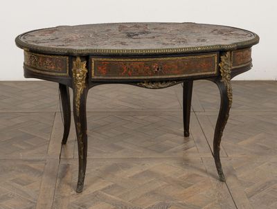 une petite table avec un plateau en marbre sur un plancher en bois