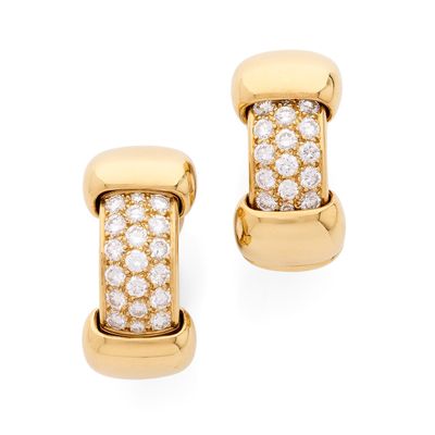 une image d'une paire de boucles d'oreilles en diamant sur fond blanc