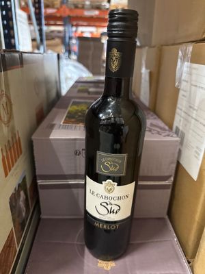 une bouteille de vin posée sur une table