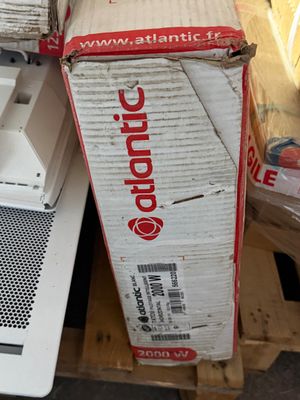 une caisse contenant du matériel électronique posée sur une palette
