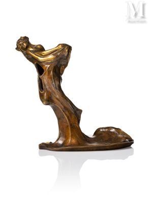 statue en bronze représentant une femme tenant un oiseau, sur fond blanc