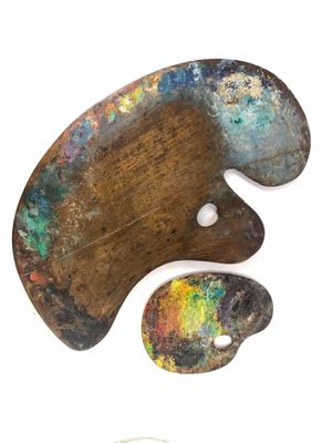 une palette d'artiste et un pinceau à palette sur fond blanc