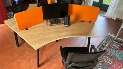 1 bureau « Open space » composé de 3 éléments cintrés faux b…