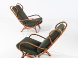 paire de chaises longues avec des coussins rembourrés verts et des pieds en bois
