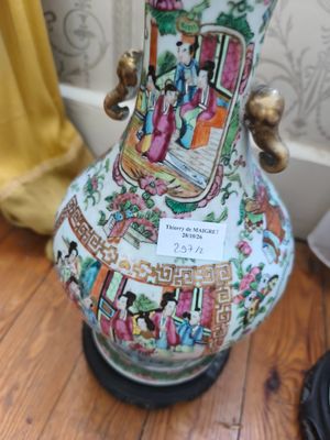un vase posé sur une table, avec une étiquette de prix dessus
