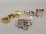 beaucoup d'objets en argent qui se trouvent sur la table
