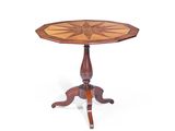 une petite table avec un plateau en bois orné d'un motif circulaire
