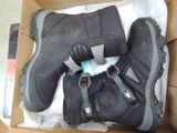 une boîte contenant une paire de bottes noires