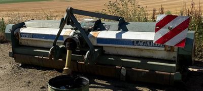 un tracteur garé sur le bord d'un chemin de terre