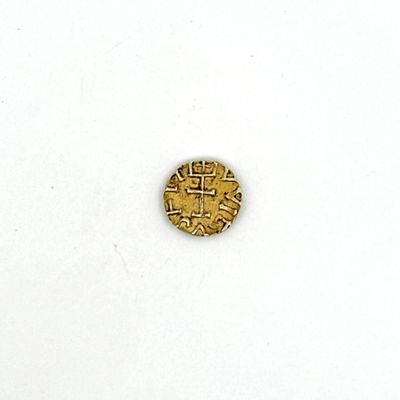 une image d'une pièce d'or sur une surface blanche