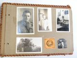 une vieille photo représentant un homme et une femme sur un livre