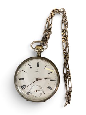 une montre de poche en argent avec des chiffres romains