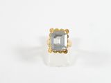 un gros plan d'une bague sertie d'une aigue-marine