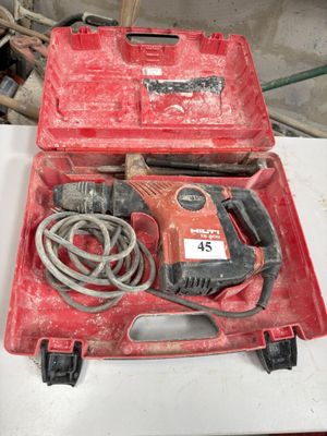 une boîte rouge contenant un marteau et un cordon