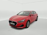 une voiture rouge dans une pièce blanche au sol blanc