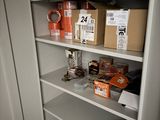 un garde-manger dont les étagères regorgent de produits