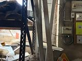 une photo d'un garage encombré