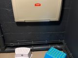 un tabouret bleu à côté d'un tabouret blanc dans une salle de bains