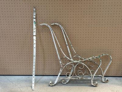 une chaise en métal posée à côté d'une règle