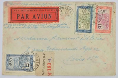 une vieille carte postale sur laquelle figure un timbre rouge et bleu