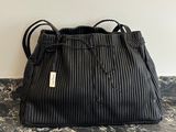 un sac à main noir posé sur une table en marbre
