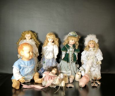 Ensemble de jouets XXème : 5 poupées, un baigneur et une têt…