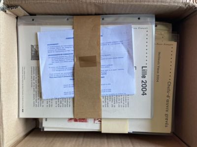 une boîte en carton contenant une pile de papiers