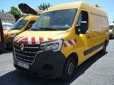 une camionnette jaune à rayures rouges et blanches garée sur un parking
