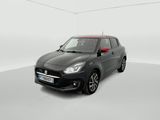 Une petite voiture noire est garée dans une pièce blanche.