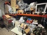 une pièce avec beaucoup d'objets sur les étagères