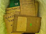 une boîte contenant beaucoup de vieux papiers