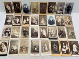 plusieurs vieilles photographies en noir et blanc représentant des personnes et des enfants