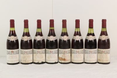 six bouteilles de vin sont alignées sur une table